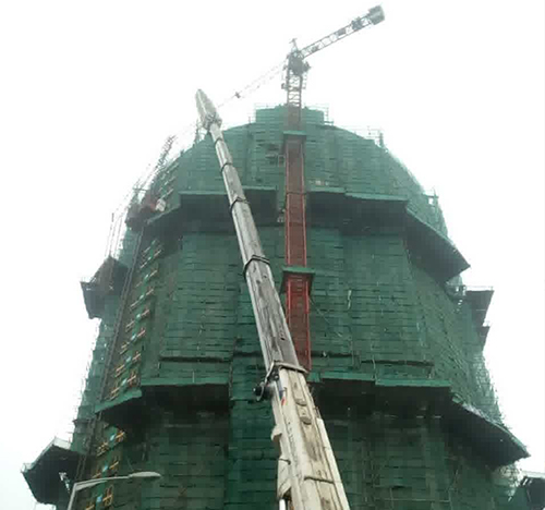 鹤壁市吊车在工地上作业
